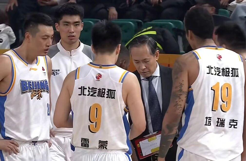 库里关键球能力遭质疑？球迷：都是映像流偏见