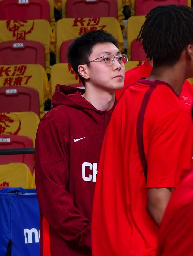 布伦森独扛45分!尼克斯时隔53年再捧NBA总冠军奖杯